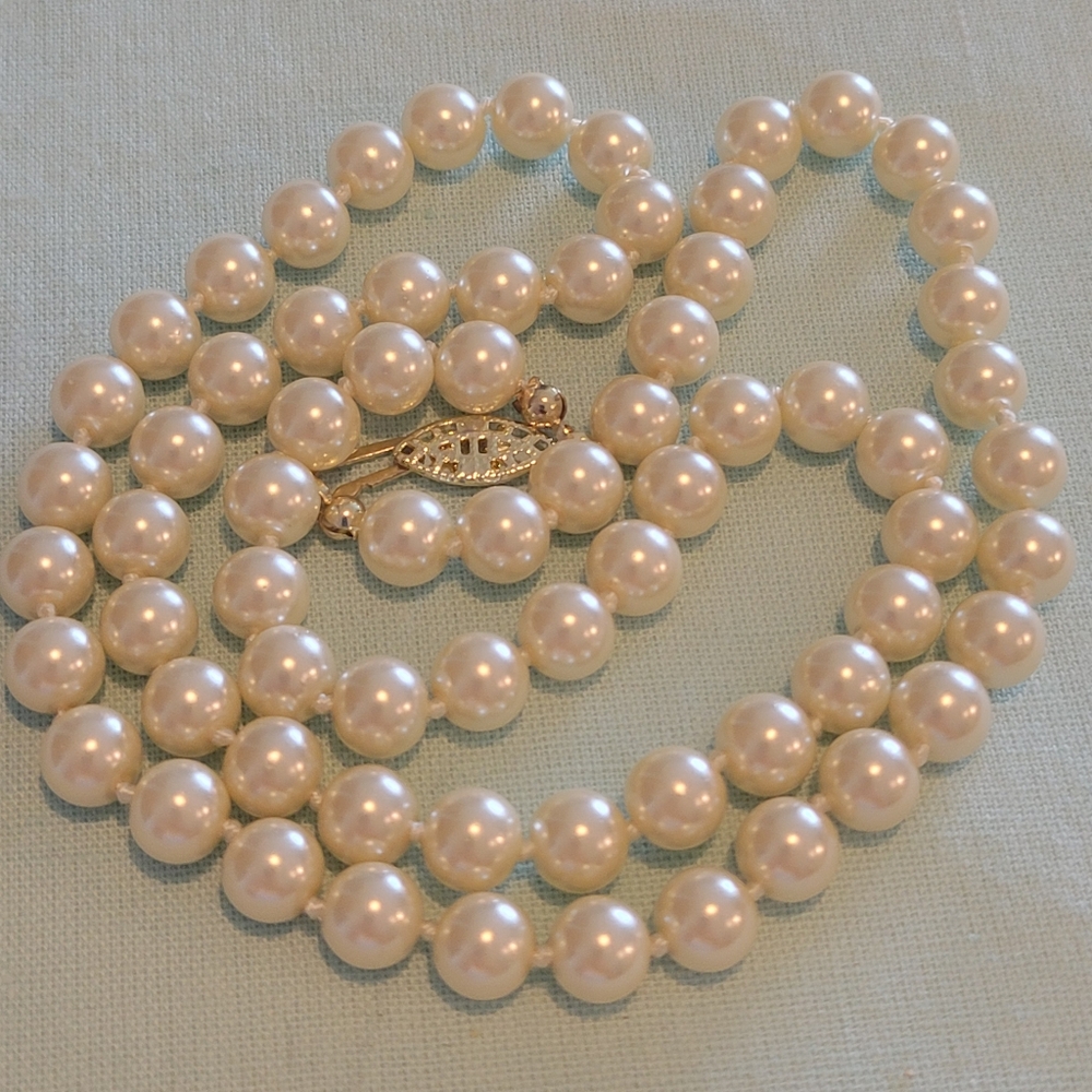 VINTAGE 22" LONG FOX PERL WHITE NECKLACE, HAND KNOTTED.
